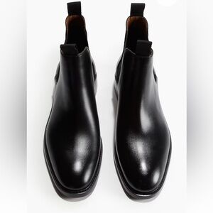 H&M Man’s Chelsea boots with elasticized side panels and a loop at frontandback.